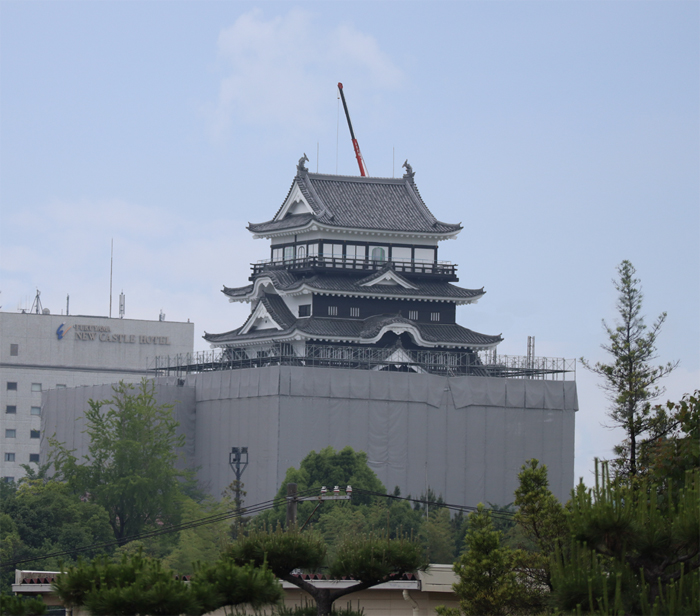 福山城天守北面の復元鉄板張りベール脱ぐ