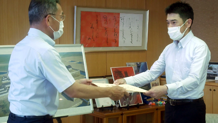 藤井製瓦工業に感謝状 福山城改修の園芸チップを福山市寄贈
