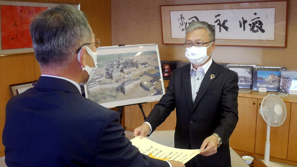 交安グッズ寄贈で枝広市長から感謝状 福山ダンプ協会