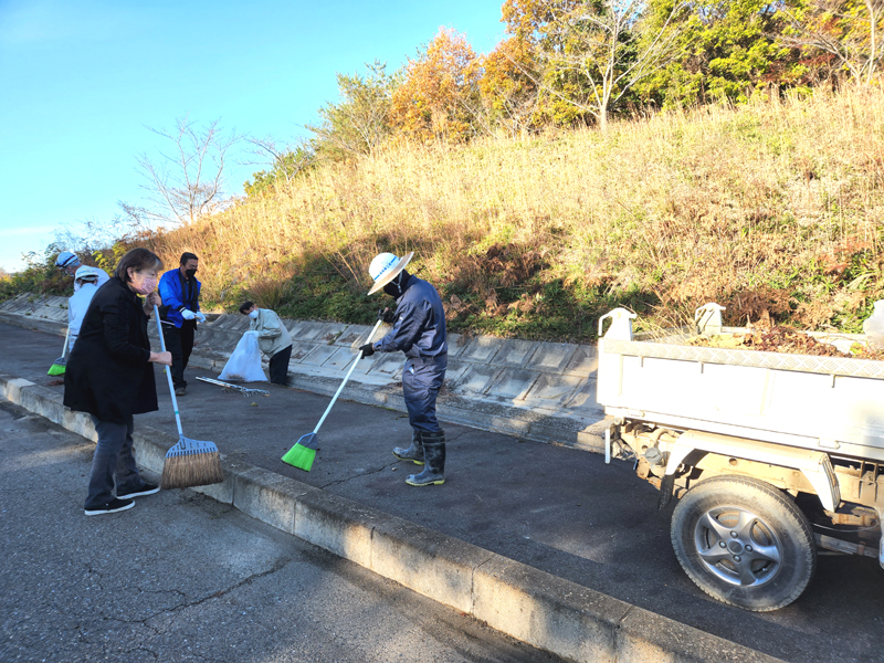 24社42名が秋の清掃活動 加茂町広瀬地区活性化推進委員会