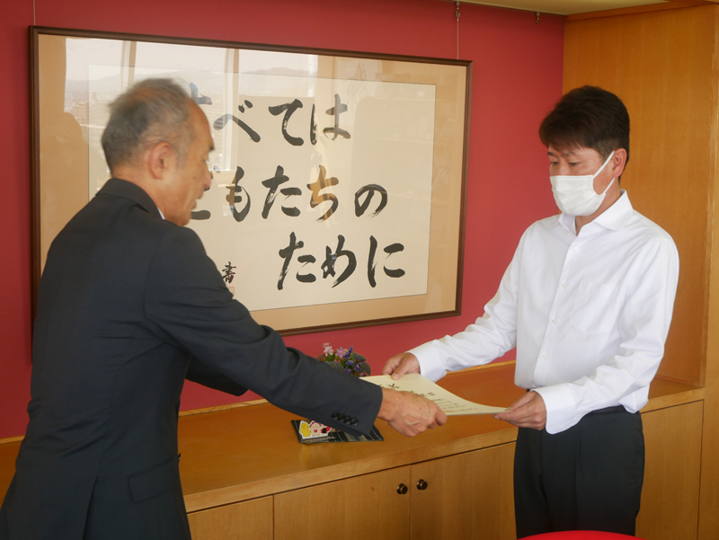 繁山興業に感謝状 児童図書寄贈で